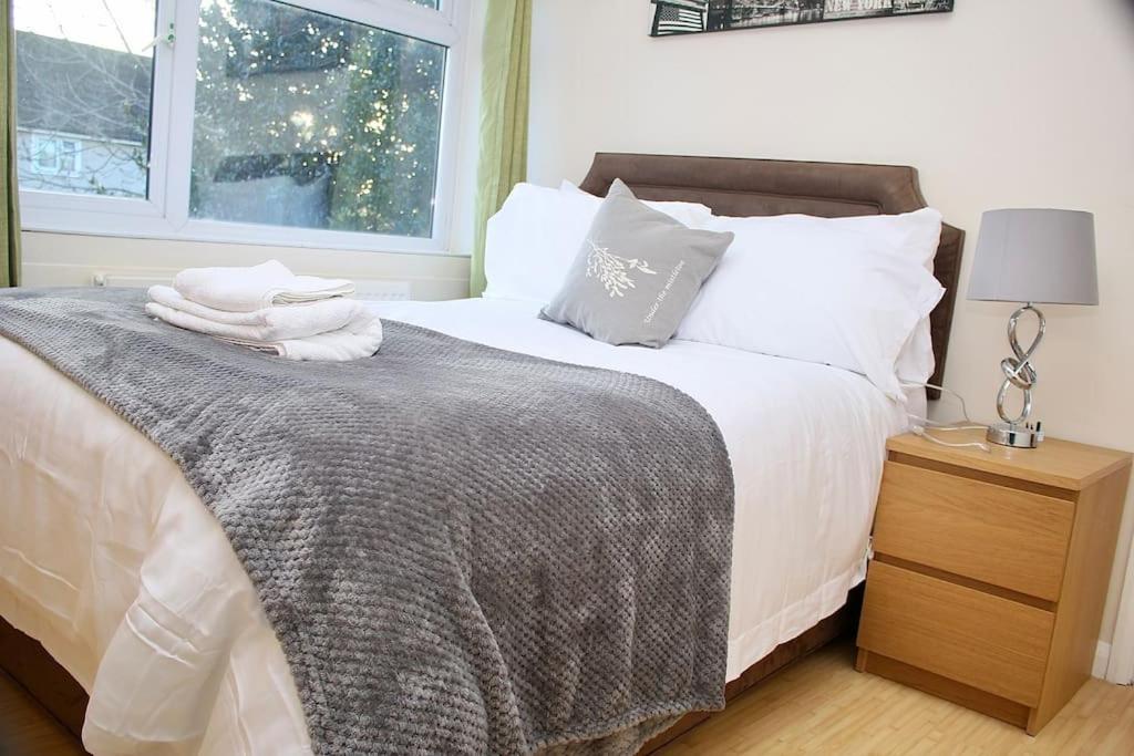 Contractor'S Haven- 4-Bedroom House With Free Parking, Super Fast Wifi, Fran Properties In Aylesbury, Pets Are Welcome! آيْلسبري المظهر الخارجي الصورة