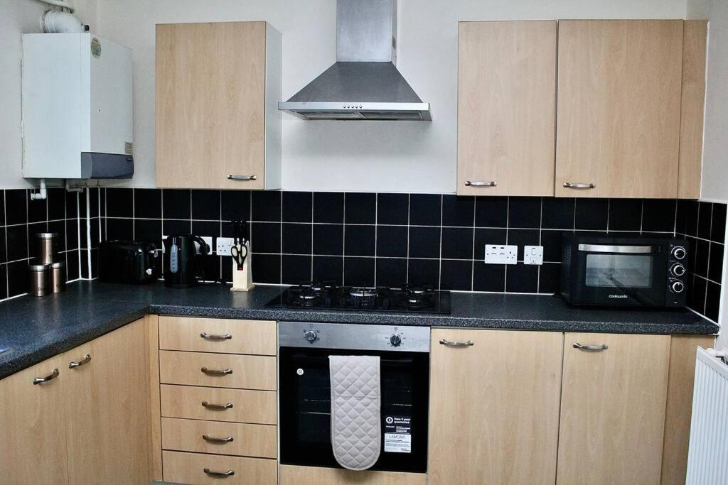 Contractor'S Haven- 4-Bedroom House With Free Parking, Super Fast Wifi, Fran Properties In Aylesbury, Pets Are Welcome! آيْلسبري المظهر الخارجي الصورة